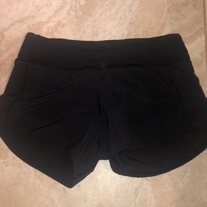 BLACK LULULEMON SHORTS SIZE: 4 TALL NEVER WORN
